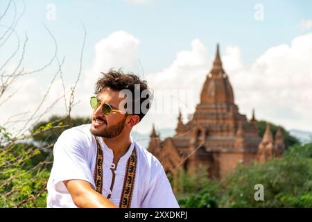 Reisende erkunden die Bagan-Tempel inmitten von Bäumen Stockfoto