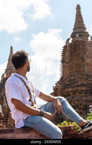 Reisende erkunden die Bagan-Tempel inmitten von Bäumen Stockfoto