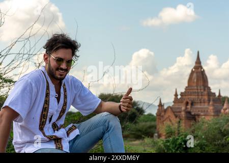 Reisende erkunden die Bagan-Tempel inmitten von Bäumen Stockfoto