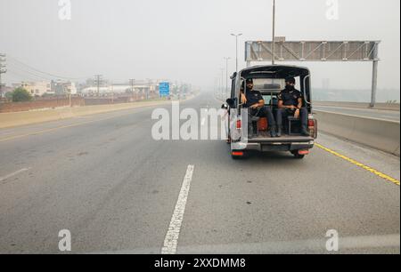 Lahore, Pakistan. August 2024. Polizeibeamte in einem Auto auf einer Autobahn in Lahore, 23. August 2024. Fotografiert im Auftrag des Bundesministeriums für wirtschaftliche Zusammenarbeit und Entwicklung Credit: dpa/Alamy Live News Stockfoto