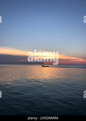 Das Boot fährt bei Sonnenuntergang auf den perhentischen Inseln, Malaysia Stockfoto