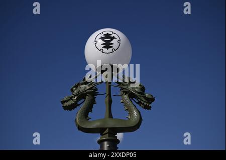 Antike handgefertigte gusseiserne Straßenlaterne an der Hauptstraße von Nikkō in Tochigi, Japan. Stockfoto