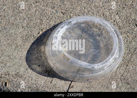 Durchsichtiger Kunststoffdeckel für Kaffeetasse Stockfoto