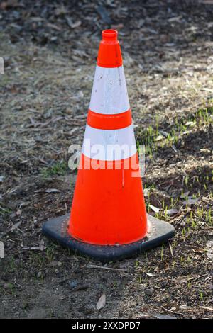 Orangefarbener und weißer Verkehrskegel Stockfoto