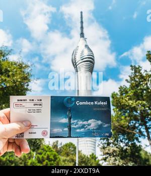 Camlica, Istanbul, Türkei - 14. September 2021: Hand mit einer Eintrittskarte für den Kucuk Camlica Fernsehturm, ein beliebter Touristenort in Istanbul mit Stockfoto