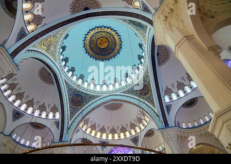 Istanbul, Türkei - 12. September 2021: Komplexe architektonische Details in Istanbuls Camlica-Moschee. Bekannt als Camlica Camii auf Türkisch, ist es die l Stockfoto