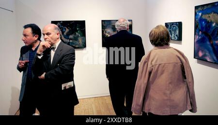 Kunst in allen Formen ist die große neue Investitionsfad. Ist es eine Blase, und wie lange hält sie an? Eröffnung in der Galerie Agora in der 25. Straße in Chelsea. Galeriedirektorin Angela di Bello ist begeistert von all den neuen Käufern, die auf dem Markt sind. - Es ist fast so gut wie in den Achtzigern. Ich hoffe nur, dass es länger hält, sagt sie. / MEMO Stockfoto