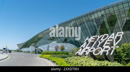 Baku, Aserbaidschan - 18. Mai 2019: Beschilderung des Flughafens Heydar Aliyev am Flughafen Baku mit moderner Architektur und dem Tor zum aserbaidschanischen Flughafen Stockfoto