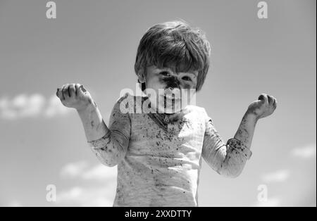 Kinder Holi Festival. Bemaltes Gesicht von lustigen Kind. Festival der Farben. Kleiner Junge spielt mit Farben. Stockfoto