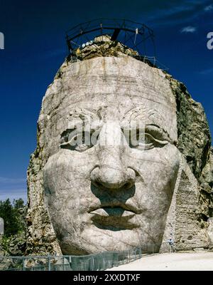 Die größte Skulptur der Welt, das Crazy Horse Memorial im Bau. Das Werk wurde 1940 von dem verstorbenen Künstler Korczak Ziolkowski auf Einladung der Lakota Indian Chiefs begonnen. Nachdem Ziolkowski 1982 im Alter von 74 Jahren verstorben war, setzt seine Frau Ruth mit ihren zehn Kindern die Arbeit des Berges fort. Stockfoto