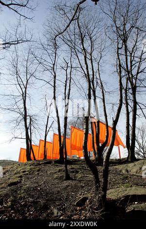 Manhattan, New York, USA, 15. Februar 2005: Christo und Jeanne – Claudes Installation „The Gates“ im Central Park. Die Farbe Orange wird nicht nur in der Kunst, sondern auch von regelmäßigen Nutzern des Parks repräsentiert. Stockfoto