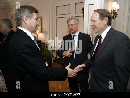 Die sogenannte Fellowship, hochkarätige Politiker, die sich Jesus Christus widmen, versammeln sich auf dem Gelände der Fellowship „The Cedars“ in Arlington, Virginia. Der norwegische Premierminister Kjell Magne Bondevik veranstaltet einen Empfang in der norwegischen Botschaft. Stockfoto