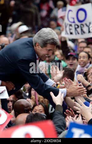 Philadelphia, PA, USA, 25. Oktober 2004; der hoffnungsvolle Senator John Kerry erhält Hilfe vom ehemaligen Präsidenten Bill Clinton während einer Kundgebung im Love Park in Philadelphia. Stockfoto