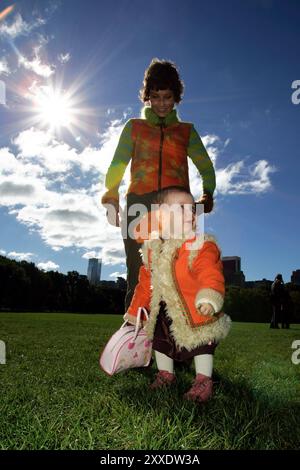 Die norwegische Prinzessin Märtha Louise und ihr Ehemann Ari Behn brachten ihre Tochter Maud Angelica mit und ließen sich kürzlich auf der Upper West Side von Manhattan nieder. Maud Angelica (* 29. April 2003 in Central Park) traf auf internationale Medien auf Schafwiesen, während ihre Eltern Fragen von Journalisten beantworteten. Stockfoto