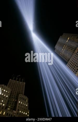 New York, NY, USA, 11. September 2004: Die Türme des Lichts wurden in der Abenddämmerung beleuchtet und bis zum Sonnenaufgang am 12. september 2004 weiterentwickelt. Die Lichtskulptur befindet sich neben den Fußspuren des World Trade Center und wurde 911 im Rahmen der Gedenkfeier am Ground Zero beleuchtet. Stockfoto