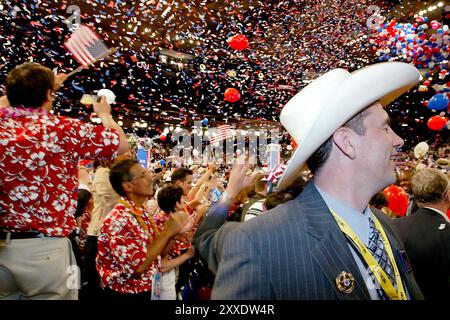 New York, NY, USA, 2. September 2004: Die Republican National Convention im Madison Square Garden. Präsident George W. Bush hält seine Dankesrede, nachdem er offiziell zum republikanischen Präsidentschaftskandidaten für die Wahlen 2004 nominiert wurde. ***æøå*** Stockfoto