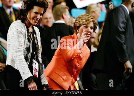 Der Republican National Convention im Madison Square Garden. First Lady Laura Bush kommt, bevor Präsident George W. Bush seine Annahmerede hält, nachdem er offiziell als Kandidat für die Präsidentschaftswahl 2004 nominiert wurde. Stockfoto