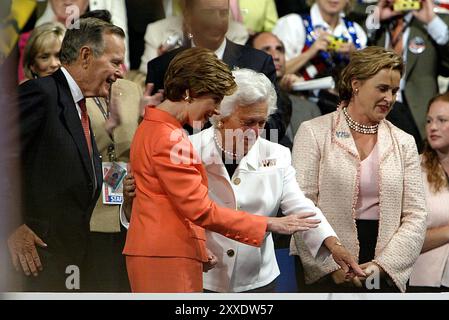 Der Republican National Convention im Madison Square Garden. Der ehemalige Präsident George H. W. Bush und die ehemalige First Lady Barbara Bush begrüßen First Lady Laura Bush bei ihrer Ankunft, bevor Präsident George W. Bush seine Annahmerede hält, nachdem er offiziell als Kandidat für die Präsidentschaftswahl 2004 nominiert wurde. Stockfoto