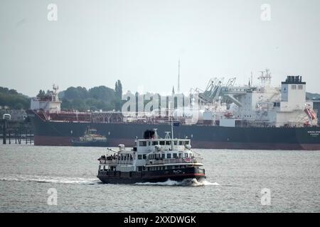 Die Fähre Royal Iris Mersey überquert den Fluss Mersey von Seacombe nach Liverpool Pier Head, England Stockfoto