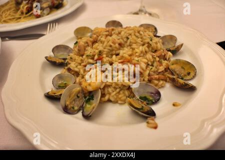 Italienische Küche: Risotto mit Meeresfrüchten in Amalfi, Italien Stockfoto