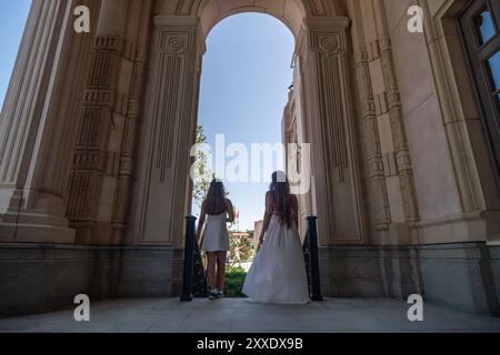 Braut, Hochzeit, Palast. Zwei Bräute stehen an ihrem Hochzeitstag in einem Schlossbogen. Stockfoto