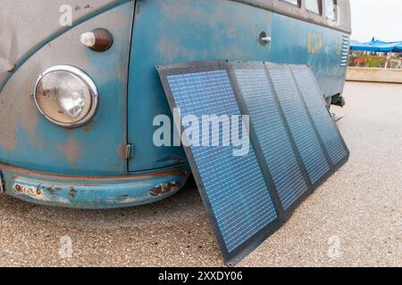 Strand Scheveningen, Niederlande - 26. Mai 2024: Modifizierter VW Kombi-Wohnwagen mit solarelektrischen Batterieladepaneelen Stockfoto