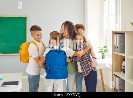 Porträt eines glücklichen Schülers mit Lehrertreffen nach den Ferien in der Schule. Stockfoto