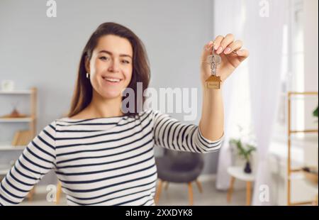 Porträt Einer glücklichen Frau, die Schlüssel zum neuen Zuhause hält Stockfoto