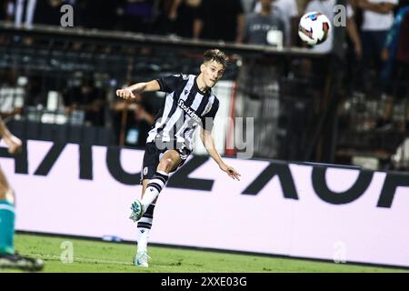 Thessaloniki, Griechenland. August 2024. Giannis Konstantelias von PAOK in Aktion während eines Europa League Playoffs zwischen PAOK FC und Shamrock Rovers. PAOK gewann das Spiel mit 4:0. (Kreditbild: © Giannis Papanikos/ZUMA Press Wire) NUR REDAKTIONELLE VERWENDUNG! Nicht für kommerzielle ZWECKE! Stockfoto