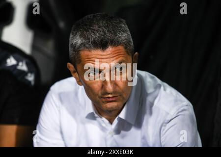 Thessaloniki, Griechenland. August 2024. PAOK-Trainer Razvan Lucescu während eines Europa League Playoffs zwischen PAOK FC und Shamrock Rovers. PAOK gewann das Spiel mit 4:0. (Kreditbild: © Giannis Papanikos/ZUMA Press Wire) NUR REDAKTIONELLE VERWENDUNG! Nicht für kommerzielle ZWECKE! Stockfoto