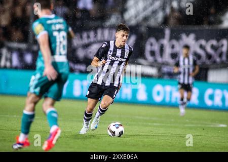 Thessaloniki, Griechenland. August 2024. Giannis Konstantelias von PAOK in Aktion während eines Europa League Playoffs zwischen PAOK FC und Shamrock Rovers. PAOK gewann das Spiel mit 4:0. (Kreditbild: © Giannis Papanikos/ZUMA Press Wire) NUR REDAKTIONELLE VERWENDUNG! Nicht für kommerzielle ZWECKE! Stockfoto