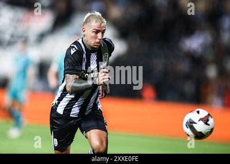 Thessaloniki, Griechenland. August 2024. PAOK's Brandon Thomas in Aktion während eines Europa League Playoffs zwischen PAOK FC und Shamrock Rovers. PAOK gewann das Spiel mit 4:0. (Kreditbild: © Giannis Papanikos/ZUMA Press Wire) NUR REDAKTIONELLE VERWENDUNG! Nicht für kommerzielle ZWECKE! Stockfoto