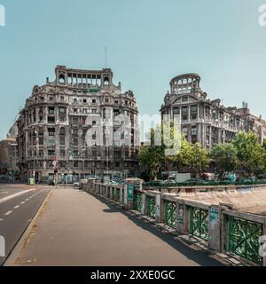 Bukarest, Rumänien, 17. Juli 2024. Historische Mietshäuser im Stadtzentrum. Modernistische Betonarchitektur. Stockfoto