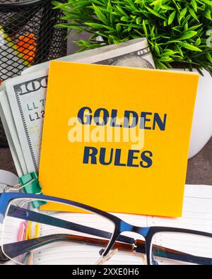 Konzeptionelles goldenes Regelsymbol. Kopierbereich. GOLDENE REGELN auf einem gelben Aufkleber auf dem Tisch Stockfoto