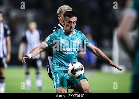 Thessaloniki, Griechenland. August 2024. Shamrock's Aaron McEneff in Aktion während eines Europa League Playoffs zwischen PAOK FC und Shamrock Rovers. PAOK gewann das Spiel mit 4:0. (Kreditbild: © Giannis Papanikos/ZUMA Press Wire) NUR REDAKTIONELLE VERWENDUNG! Nicht für kommerzielle ZWECKE! Stockfoto