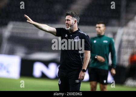 Thessaloniki, Griechenland. August 2024. Shamrock Trainer Stephen Bradley während eines Europa League Playoffs zwischen PAOK FC und Shamrock Rovers. PAOK gewann das Spiel mit 4:0. (Kreditbild: © Giannis Papanikos/ZUMA Press Wire) NUR REDAKTIONELLE VERWENDUNG! Nicht für kommerzielle ZWECKE! Stockfoto