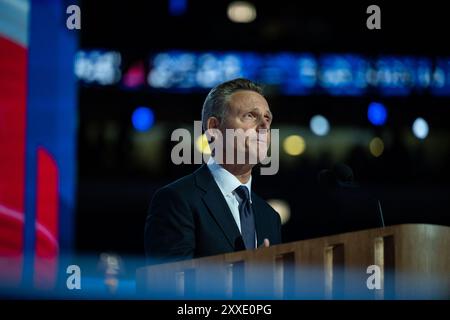 Chicago, Usa. August 2024. Schauspieler Tony Goldwyn spricht auf der Democratic National Convention 2024 in Chicago, Illinois, USA, am Montag, den 19. August 2024 im United Center. Foto: Annabelle Gordon/CNP/ABACAPRESS. COM Credit: Abaca Press/Alamy Live News Stockfoto