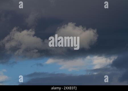 Eine Wolkenlandschaft mit dunklen stürmischen Wolken. Kanagawa, Japan. Stockfoto