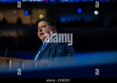 Chicago, Usa. August 2024. Gouverneur J.B. Pritzker (Demokrat von Illinois) hält am Dienstag, den 20. August 2024, auf der Democratic National Convention 2024 in Chicago, Illinois, USA, im United Center. Foto: Annabelle Gordon/CNP/ABACAPRESS. COM Credit: Abaca Press/Alamy Live News Stockfoto