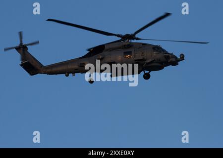 Ein Sikorsky MH-60R Sea Hawk Hubschrauber mit dem US Navy Helicopter Maritime Strike Squadron Three Five (HSM35), bekannt als die „Magicians“ Stockfoto