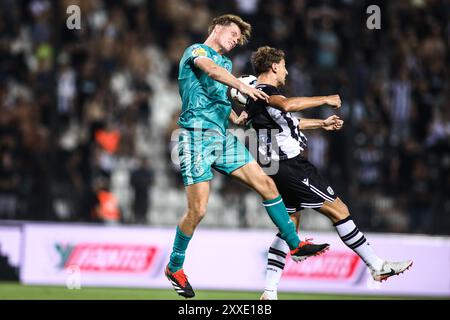 Thessaloniki, Griechenland. August 2024. Dan Cleary (links) von Shamrock während eines Europa League Playoffs zwischen PAOK FC und Shamrock Rovers. PAOK gewann das Spiel mit 4:0. (Kreditbild: © Giannis Papanikos/ZUMA Press Wire) NUR REDAKTIONELLE VERWENDUNG! Nicht für kommerzielle ZWECKE! Stockfoto