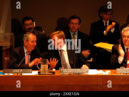 New York, USA, 19. April. 2004; bei der UN-Kommission für nachhaltige Entwicklung; Kronprinz Willem von Holland und Dr. Klaus Töepfer aus Deutschland. Foto; Orjan F. Ellingvag/ Miljøverndepartementet Stockfoto