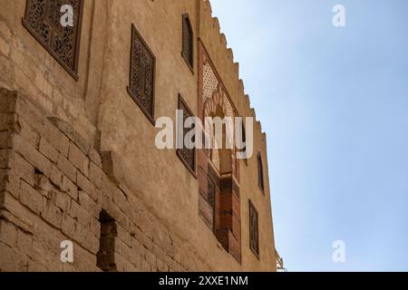 Die Abu Haggag Moschee in Luxor ist ein atemberaubender Wandteppich, der aus den Fäden des alten Ägyptens und der islamischen Kunst gewebt wurde. Eingebettet in die Pracht des Tempels. Stockfoto