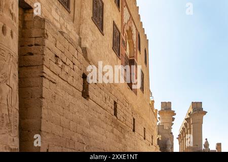 Ein Zufluchtsort, der über die Zeit hinausgeht in der Abu Haggag Moschee in Luxor. Eingebettet in den Tempel von Luxor, erforscht dieser heilige Ort das harmonische. Stockfoto