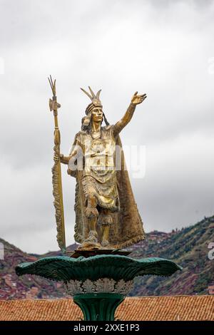 Cuzco, Peru. Januar 2024. Brunnen mit der Statue des Kaisers Pachacutec auf der Plaza de Armas von Cuzco Stockfoto