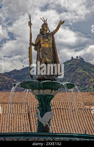 Cuzco, Peru. Januar 2024. Brunnen mit der Statue des Kaisers Pachacutec auf der Plaza de Armas von Cuzco Stockfoto