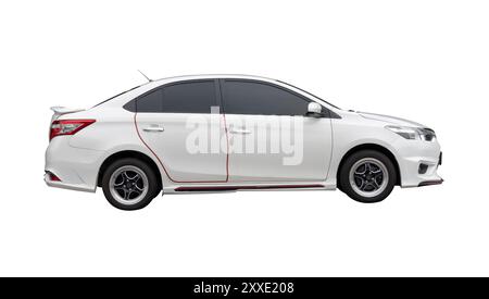 Seitenansicht des weißen Sportwagens ist isoliert auf weißem Hintergrund mit Beschneidungspfad. Stockfoto