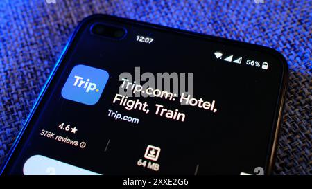 Trip.com App „Hotels und Flüge buchen“ auf der Play Store-Seite auf dem Display des Mobiltelefons. London, Großbritannien, 08.24.2024 Stockfoto