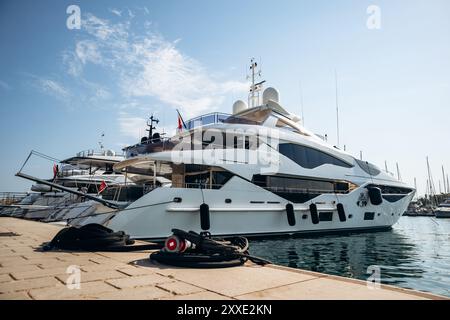 Cannes, Frankreich - 1. August 2024: Schöne Yacht im Hafen von Cannes Stockfoto