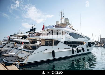 Cannes, Frankreich - 1. August 2024: Schöne Yacht im Hafen von Cannes Stockfoto